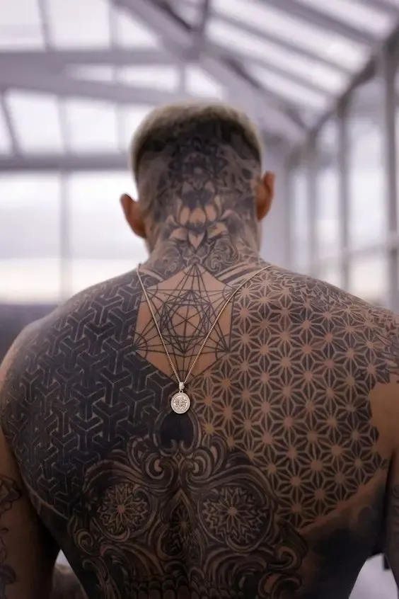 Geometrisches Tattoo: Metatron-Würfel und Blume des Lebens großflächig über Rücken und Nacken