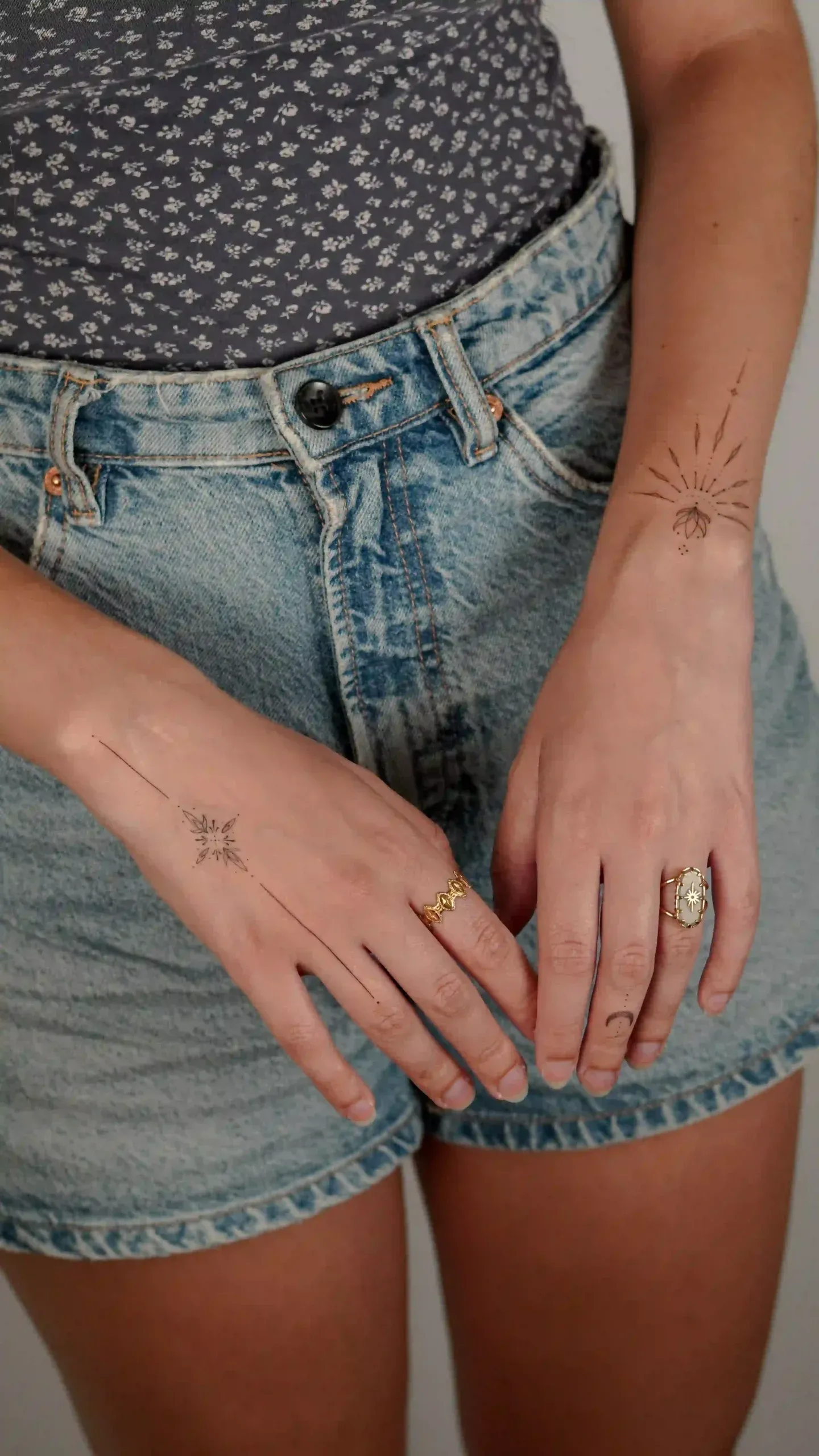 Mandala Tattoo: Dotwork-Ornamente und Blume des Lebens als Ärmel
