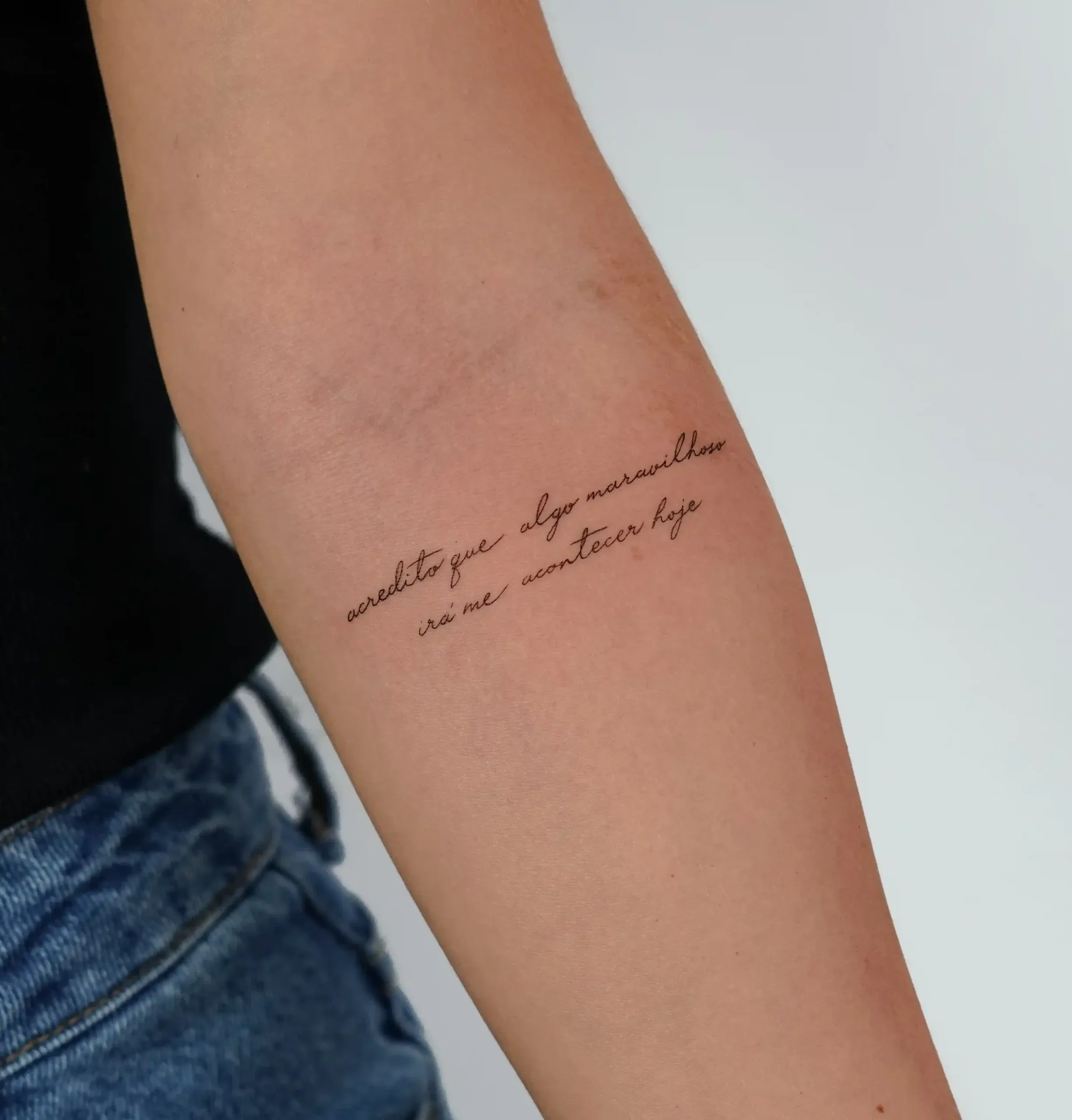 Schrift Tattoo: feiner Handschrift-Schriftzug auf dem Unterarm