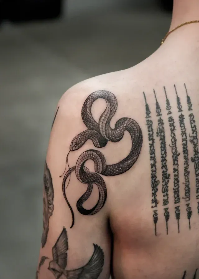 Japanese Tattoo: Schlange mit Sak-Yant-Schriftzeilen auf Schulter und Rücken