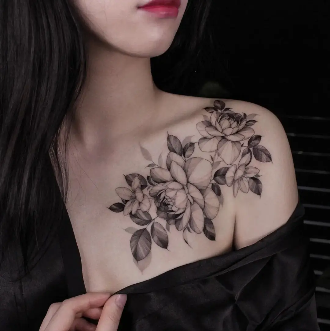 Floral Tattoo, Rosen und Blätter als grosse Ranke, über Schlüsselbein und Schulter