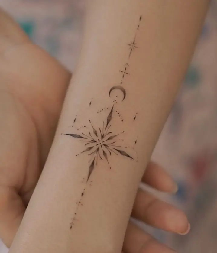 Fineline Tattoo, Stern und Kompassrose aus sehr feinen Linien und Punkten, auf dem Unterarm