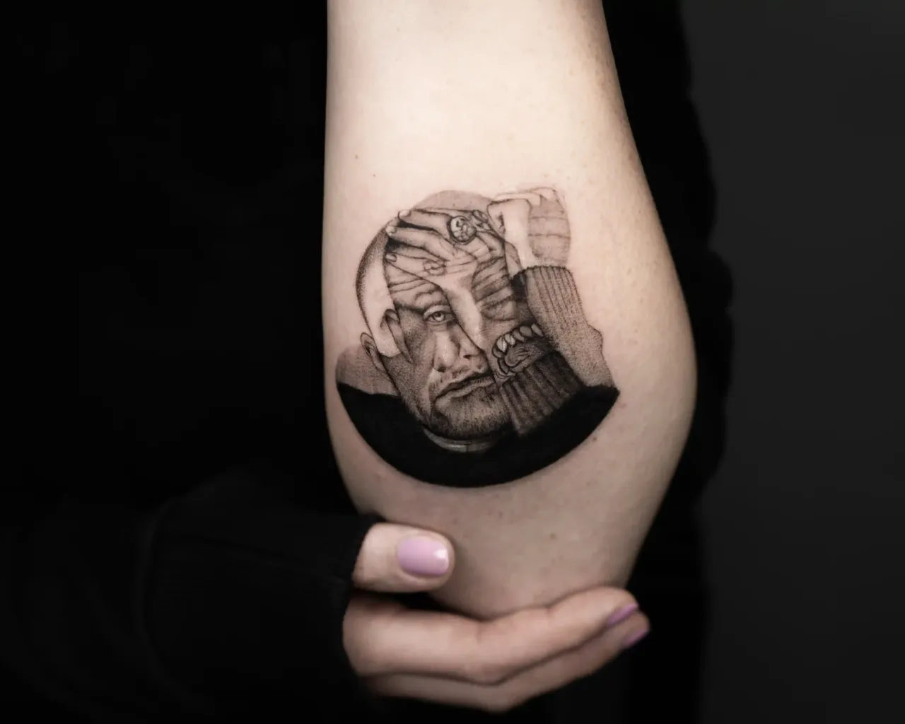 Mikrorealismus Tattoo in Schwarz-Grau, Porträt des Musikers Mac Miller, auf dem Unterarm