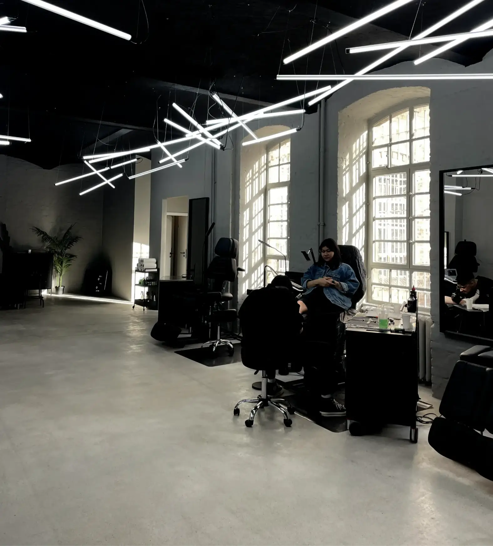 artist tattooing in oek factory studio berlin tattoo